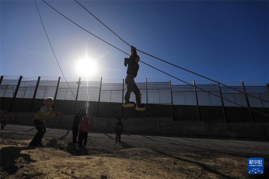 1月31日，在加沙地帶南部城市拉法同埃及邊境地區(qū)，巴勒斯坦兒童在玩耍。新華社發(fā)（亞西爾·庫迪攝）