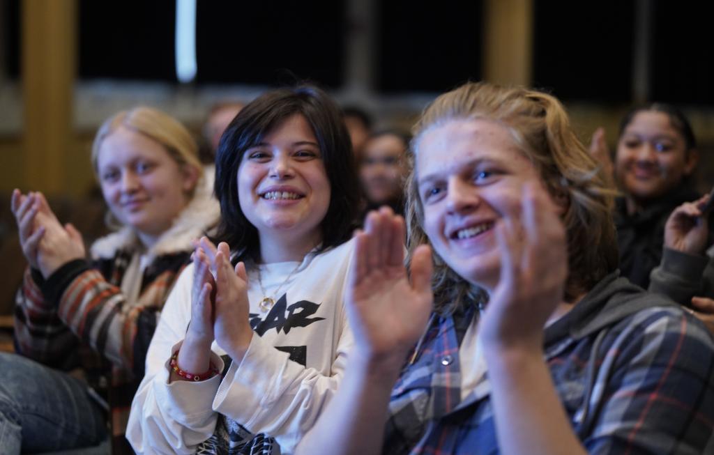 1月30日，在美國華盛頓州塔科馬市林肯中學(xué)，將于3月啟程赴華交流的林肯中學(xué)12年級學(xué)生蒙特塞拉特·羅梅羅-羅查（中）參加美國中學(xué)生赴華交流歡送儀式。新華社記者 吳曉凌 攝