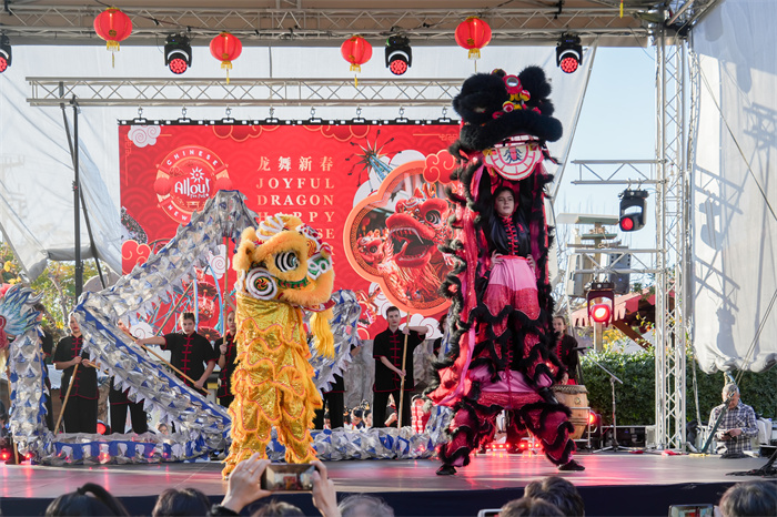 中國(guó)駐希臘大使館大使肖軍正與希方嘉賓為舞龍點(diǎn)睛。     希臘小朋友進(jìn)行舞龍舞獅表演?！吨邢r(shí)報(bào)》供圖