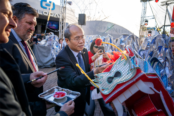 中國(guó)駐希臘大使館大使肖軍正與希方嘉賓為舞龍點(diǎn)睛。《中希時(shí)報(bào)》供圖