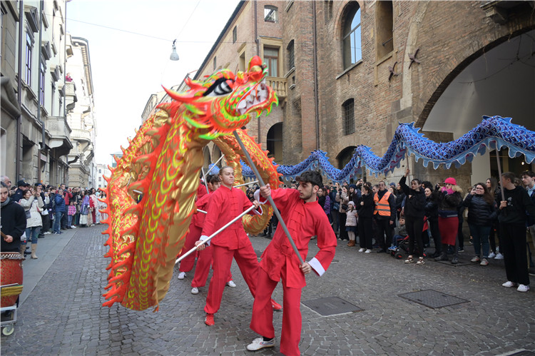 當(dāng)?shù)匚湫g(shù)學(xué)院進(jìn)行舞龍表演。張錫琪攝