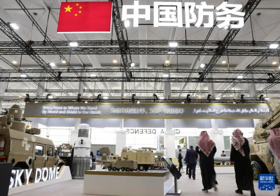 2月5日，在沙特阿拉伯利雅得，人們?cè)谥袊?guó)展區(qū)參觀。新華社記者 王東震 攝