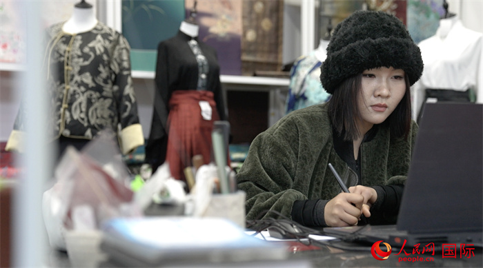 1月23日，在山東省菏澤市曹縣有愛云倉直播基地，張子晨正在設計漢服。 人民網(wǎng)記者 袁蒙攝