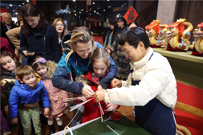 2024年“歡樂春節(jié)”《閩南風(fēng)情》文藝演出和泉州非物質(zhì)文化遺產(chǎn)展演2月6日在塞爾維亞斯梅代雷沃文化中心舉行。圖為當(dāng)?shù)孛癖婓w驗(yàn)中國(guó)非遺手工藝。 貝爾格萊德中國(guó)文化中心供圖