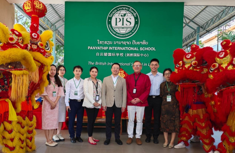 駐老撾使館臨時(shí)代辦王暢與白云碧國(guó)際學(xué)校校方、參會(huì)志愿者教師合影?；顒?dòng)主辦方供圖