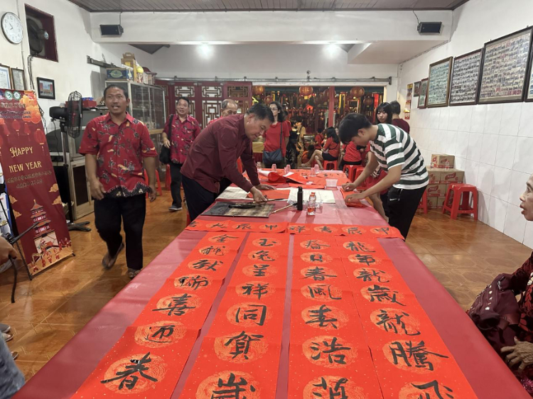 茍皓東為華人朋友現(xiàn)場寫春聯(lián)送福字。巴陵康孔子學院供圖