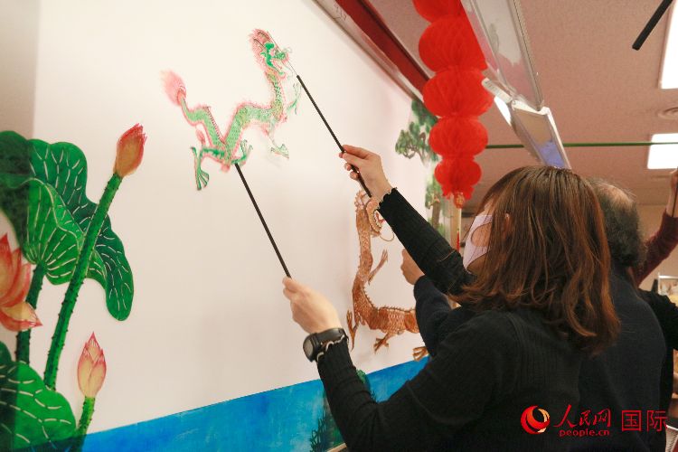 皮影戲表演。人民網 許可攝