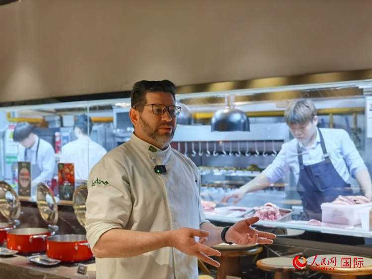 巴西主廚路易斯。人民網(wǎng)記者 魯揚(yáng)攝