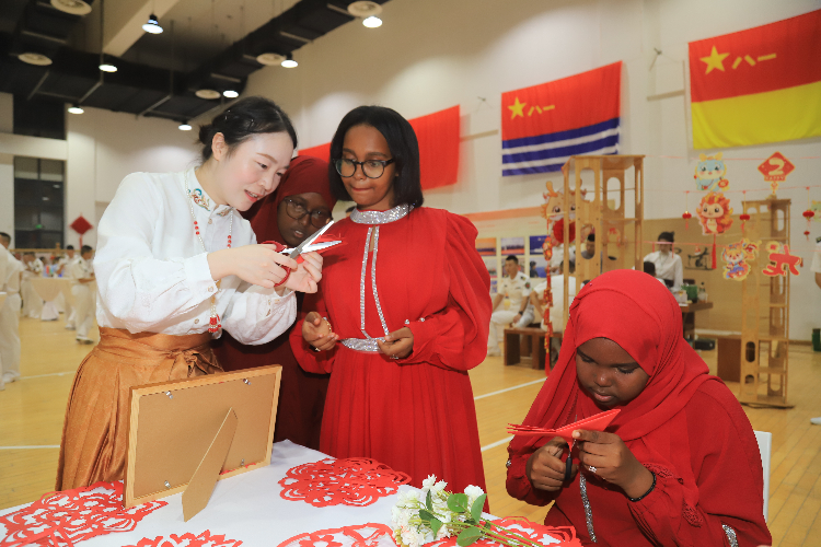 中國(guó)剪紙藝術(shù)吸引當(dāng)?shù)厝耸繀⑴c體驗(yàn)。陳錦俊攝