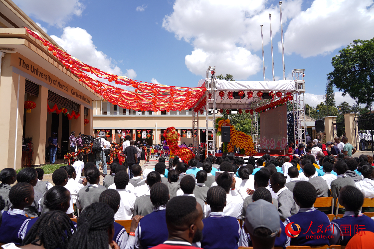 師生在觀看舞獅表演。人民網(wǎng)記者 黃煒鑫攝