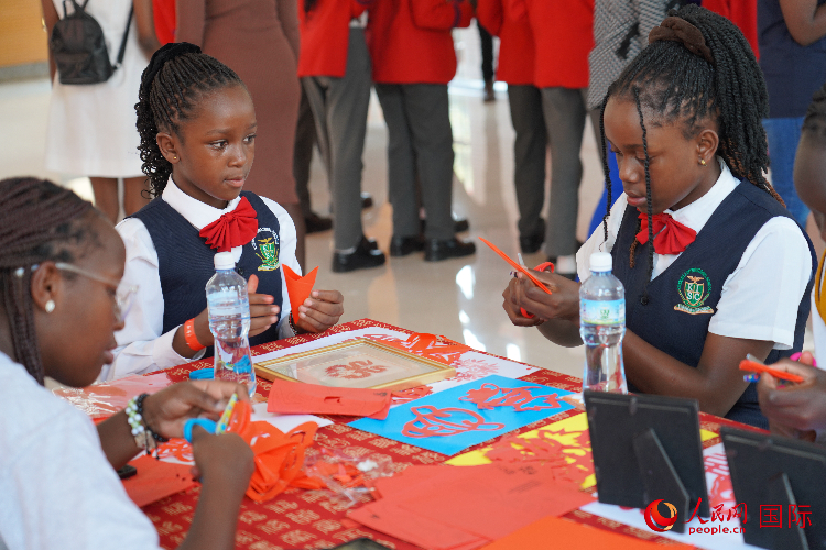 學(xué)生在體驗(yàn)剪窗花。人民網(wǎng)記者 黃煒鑫攝