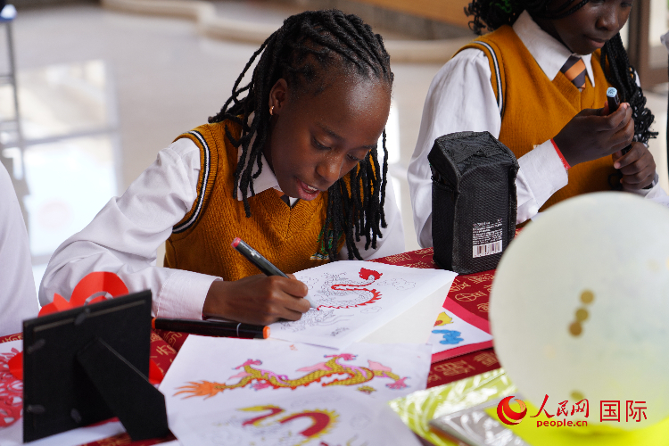 學(xué)生在畫(huà)龍。人民網(wǎng)記者 黃煒鑫攝