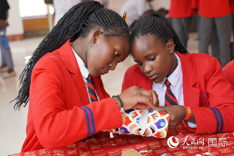 學(xué)生在手工制作紙龍。人民網(wǎng)記者 黃煒鑫攝