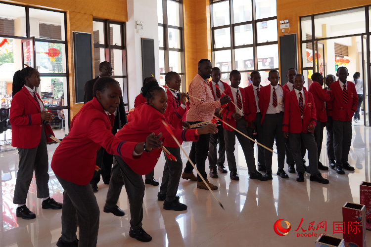 師生在體驗(yàn)投壺游戲。人民網(wǎng)記者 黃煒鑫攝