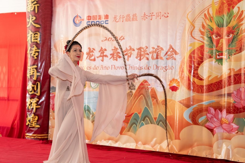 巴西藝術(shù)家表演中國舞。里約天主教大學(xué)孔子學(xué)院供圖