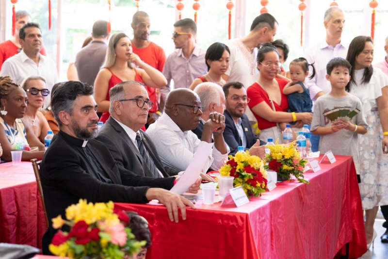 兩國民眾共同觀欣賞文藝表演。里約天主教大學(xué)孔子學(xué)院供圖