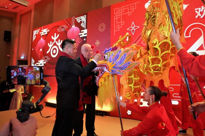 張漢暉（左）、施威特科（右）共同為彩龍點睛。于子恒攝