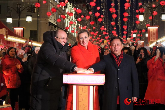 張漢暉、扎哈羅娃、科茲洛夫（從右至左）共同按下活動啟動按鈕。于子恒攝