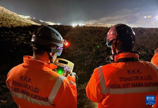 2月13日，救援人員在土耳其東部埃爾津詹省伊利奇區(qū)礦難現(xiàn)場工作。新華社發(fā)（穆斯塔法·卡亞攝）