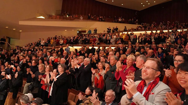 中德觀眾觀看中央民族樂團(tuán)“”天地永樂·中國節(jié)“”音樂會。中國駐德國大使館供圖