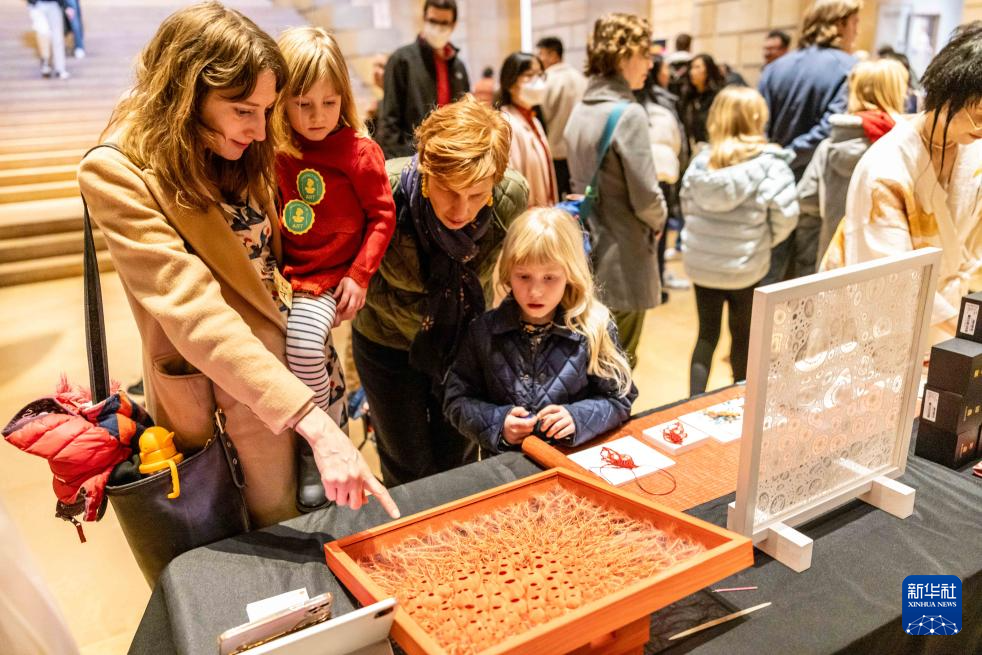 2月11日，參觀者在美國費(fèi)城藝術(shù)博物館舉行的龍年迎新春活動上觀看刺繡作品。新華社發(fā)（周煥新攝）