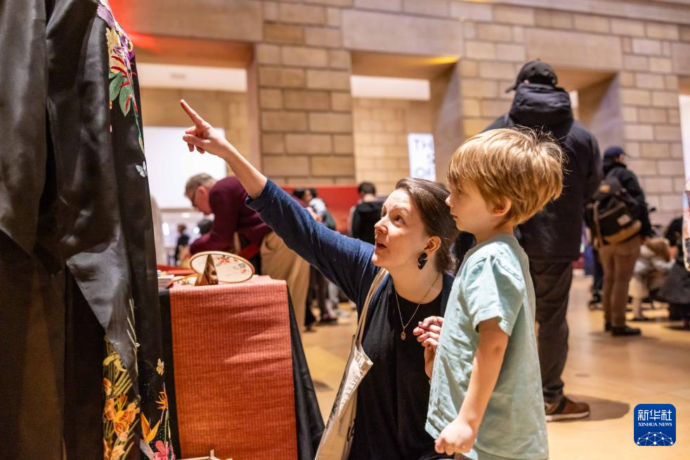 2月11日，參觀者在美國費(fèi)城藝術(shù)博物館舉行的龍年迎新春活動上觀看中國傳統(tǒng)服飾。新華社發(fā)（周煥新攝）