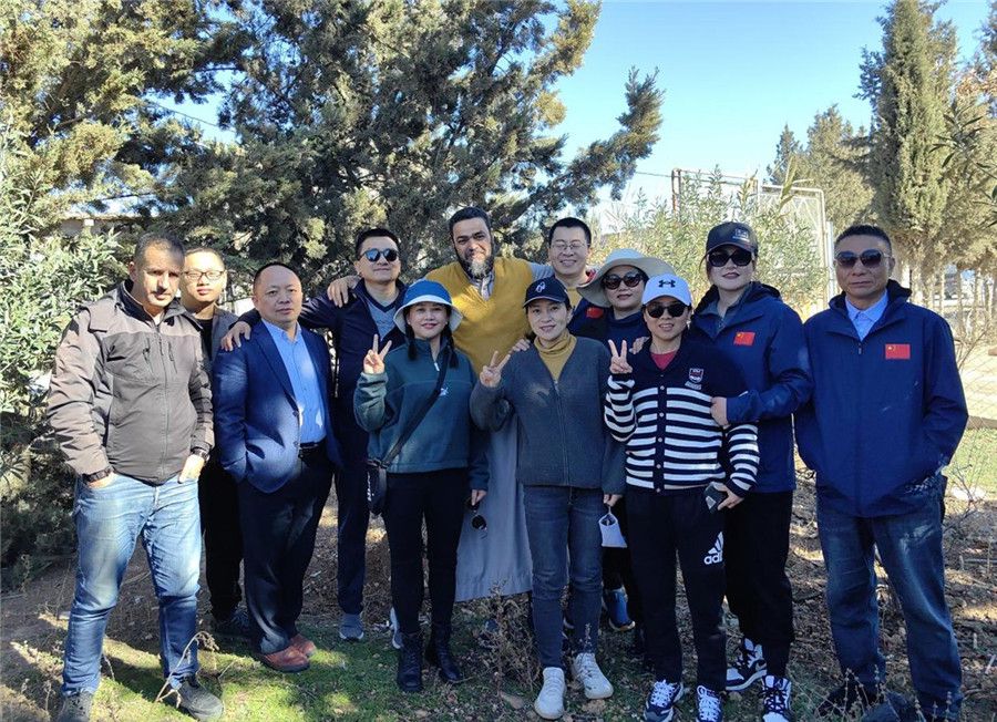 中國醫(yī)生們與穆罕默德一家人合影留念。中國第28批援阿爾及利亞醫(yī)療隊塞地夫分隊供圖