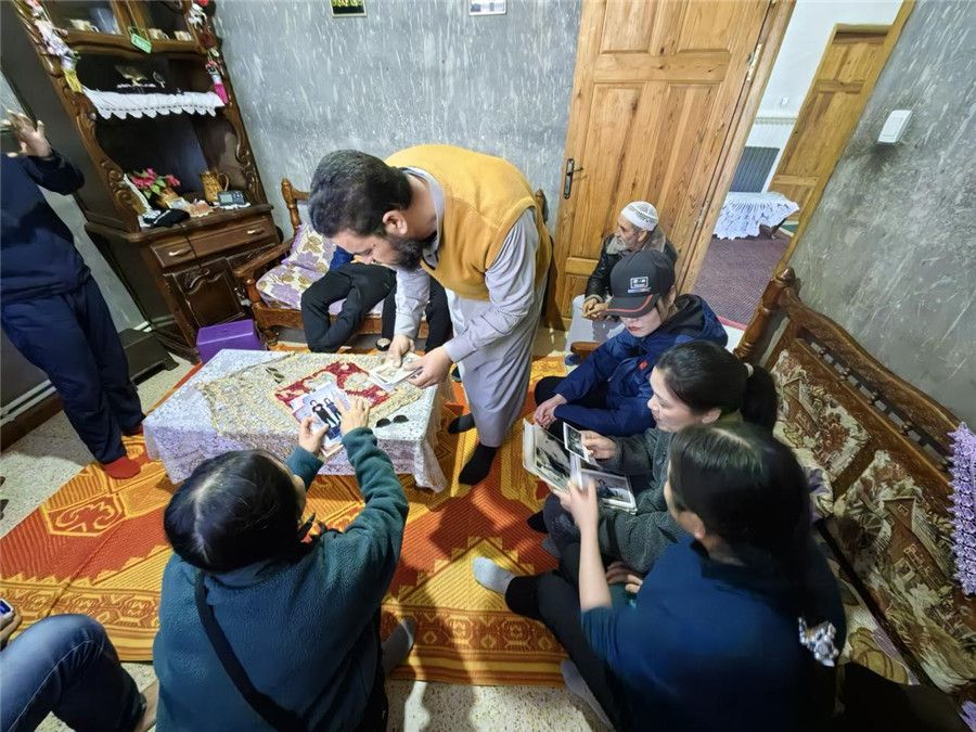 穆罕默德醫(yī)生講述與中國醫(yī)生結緣的老照片。中國第28批援阿爾及利亞醫(yī)療隊塞地夫分隊供圖