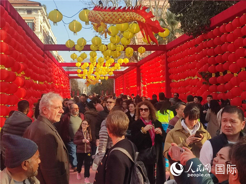 游園會入口處張燈結(jié)彩，人流如織。人民網(wǎng)記者鄭彬攝