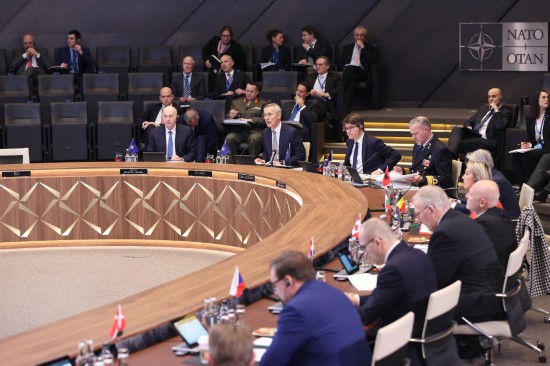 這是2月15日在比利時(shí)布魯塞爾拍攝的北約防長(zhǎng)會(huì)現(xiàn)場(chǎng)。為期一天的北約成員國(guó)國(guó)防部長(zhǎng)會(huì)議15日在比利時(shí)首都布魯塞爾結(jié)束。會(huì)議就加強(qiáng)北約的威懾和防御以及對(duì)烏克蘭的支持等問題展開討論。新華社記者趙丁喆攝