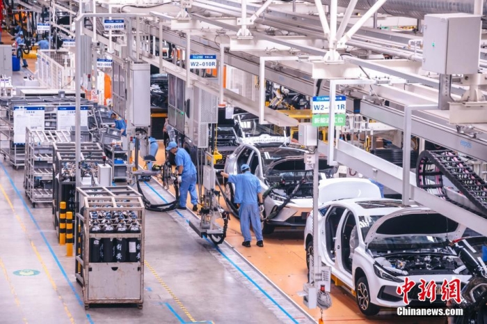 資料圖：工人在新能源汽車生產(chǎn)線上作業(yè)。李南軒 攝