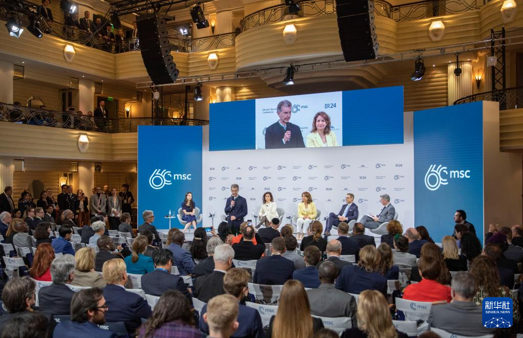 2月18日，慕安會(huì)主席克里斯托夫·霍伊斯根（中左二）在德國(guó)慕尼黑舉行的第60屆慕尼黑安全會(huì)議上發(fā)表閉幕致辭。新華社記者 張帆 攝