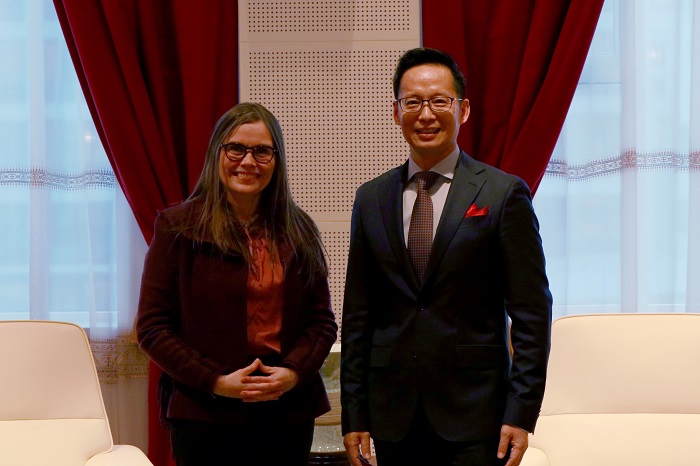 冰島總理雅各布斯多蒂爾（右一）與中國駐冰島大使何儒龍合影。中國駐冰島大使館供圖