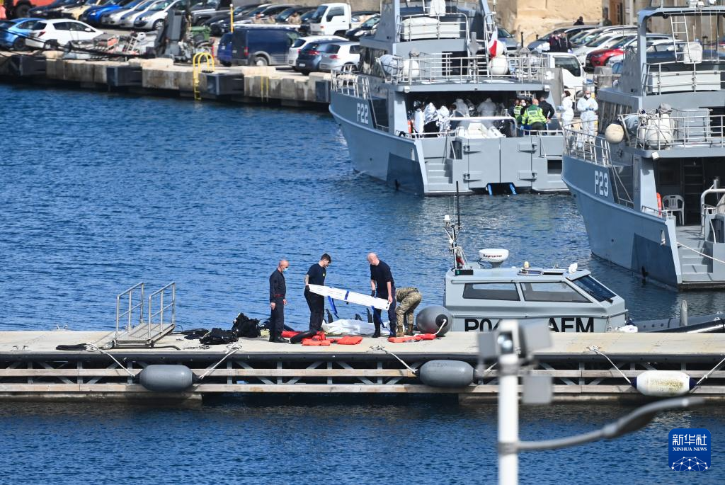 2月23日，在馬耳他皮耶塔，工作人員準(zhǔn)備搬運(yùn)一具非法移民遇難者遺體。新華社發(fā)（喬納森·博格攝）