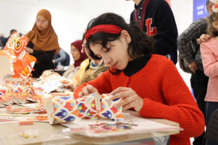 參與者在制作元宵彩燈。拉巴特中國(guó)文化中心供圖
