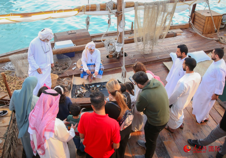 游客了解采珠工作。人民網(wǎng) 塔里克·易卜拉欣攝