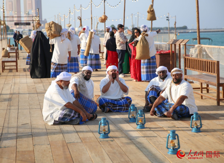 演藝人員展示售賣產(chǎn)品的場(chǎng)景。人民網(wǎng) 塔里克·易卜拉欣攝