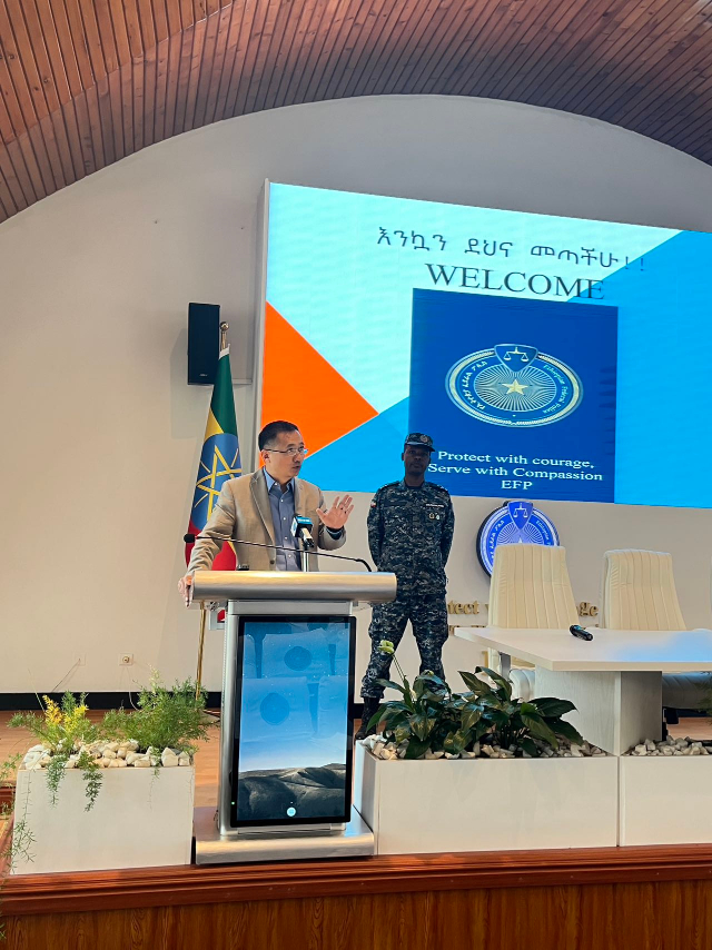 圖為駐埃塞使館首席館員申欽民公參致辭。亞的斯亞貝巴大學(xué)孔子學(xué)院供圖