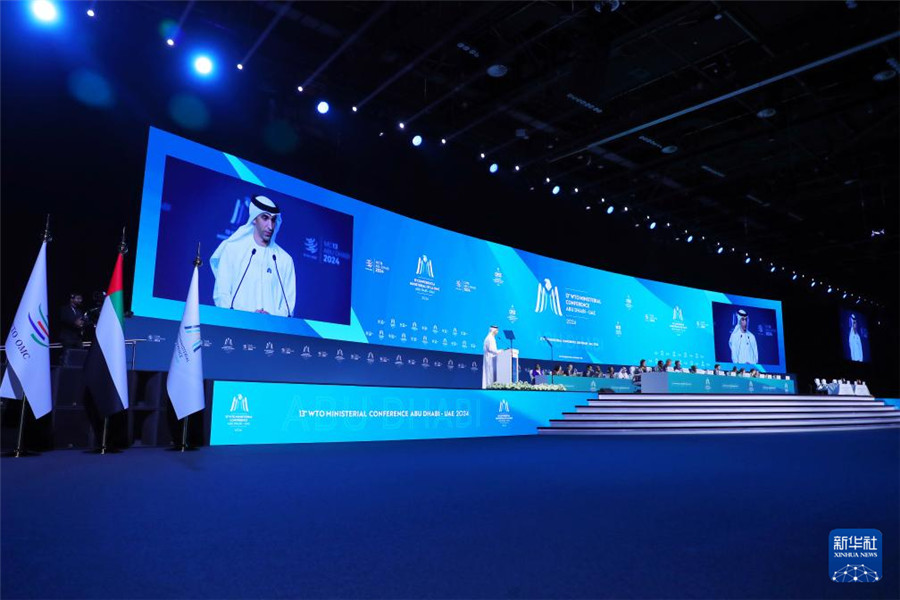 2月26日，在阿聯(lián)酋首都阿布扎比，阿聯(lián)酋外貿(mào)國務(wù)部長、世貿(mào)組織第13屆部長級會議主席薩尼·澤尤迪在世界貿(mào)易組織第13屆部長級會議開幕式上致辭。新華社發(fā)（世界貿(mào)易組織供圖）