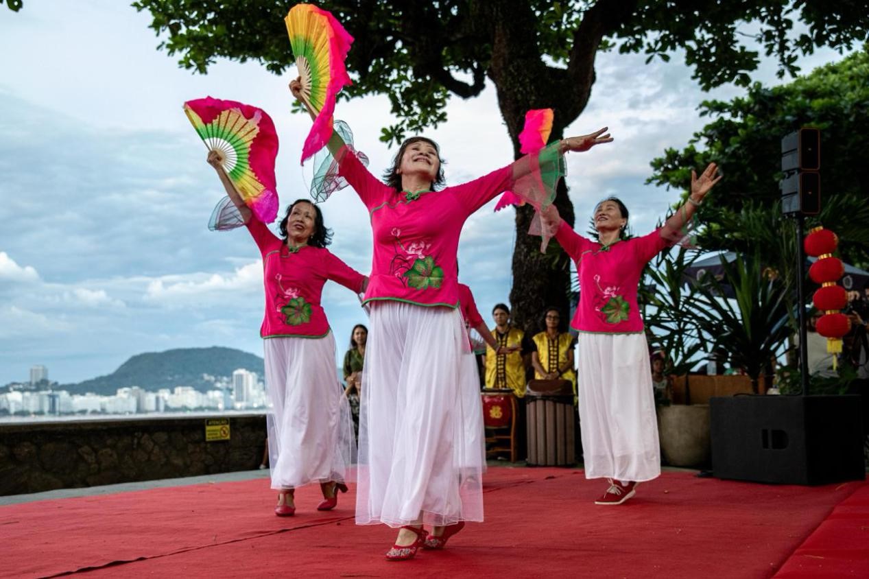 當?shù)貢r間2月24日晚，2024年元宵節(jié)慶?；顒釉诎臀骼锛s熱內(nèi)盧市科帕卡巴納要塞舉辦。巴西山河文化促進中心供圖