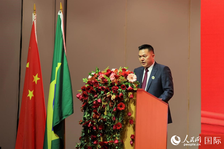 巴西和統(tǒng)會新任會長張小春發(fā)表就職演講。人民網(wǎng)記者 時元皓攝