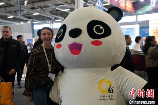 3月5日，2024年柏林國際旅游交易會(ITB)在柏林會展中心拉開帷幕。以“你好！中國”為主題的中國展區(qū)當(dāng)日亮相展會。圖為觀眾與大熊貓人偶合影。中新社記者 馬秀秀 攝
