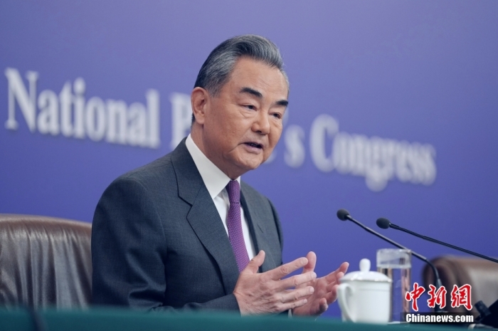 3月7日，十四屆全國人大二次會議在北京舉行記者會，中共中央政治局委員、外交部長王毅就中國外交政策和對外關(guān)系相關(guān)問題回答中外記者提問。<a target='_blank' href='/'><p  align=