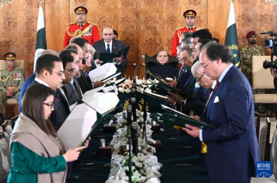   這是3月11日在巴基斯坦首都伊斯蘭堡總統(tǒng)府拍攝的內(nèi)閣宣誓就職儀式。巴基斯坦新內(nèi)閣的19名成員11日在巴總統(tǒng)扎爾達(dá)里和總理夏巴茲見(jiàn)證下，在首都伊斯蘭堡總統(tǒng)府宣誓就職。新華社發(fā)（巴基斯坦新聞與廣播部下轄媒體信息部門供圖）