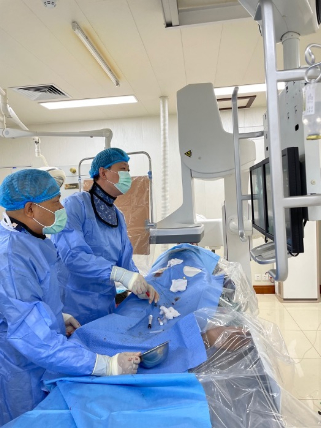 李凱教授（右）和劉海濤教授（左）為患者行TACE手術(shù)。中國駐老撾大使館供圖