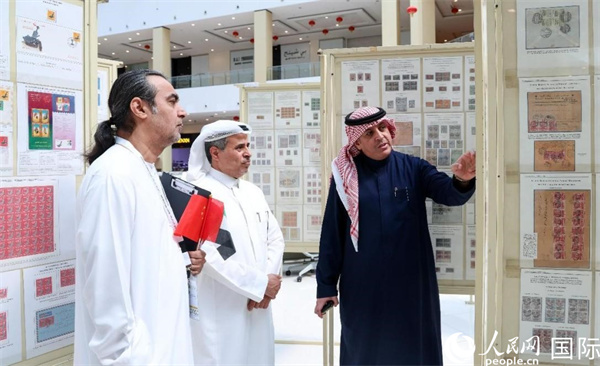 觀眾在欣賞集郵展作品。人民網(wǎng)記者 任皓宇攝