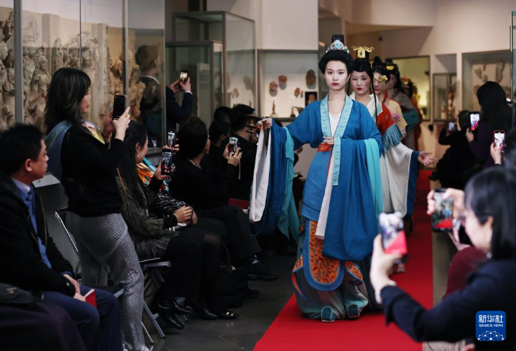 3月13日，在位于法國巴黎的吉美國立亞洲藝術(shù)博物館，模特展示敦煌復(fù)原服飾。新華社記者 高靜 攝