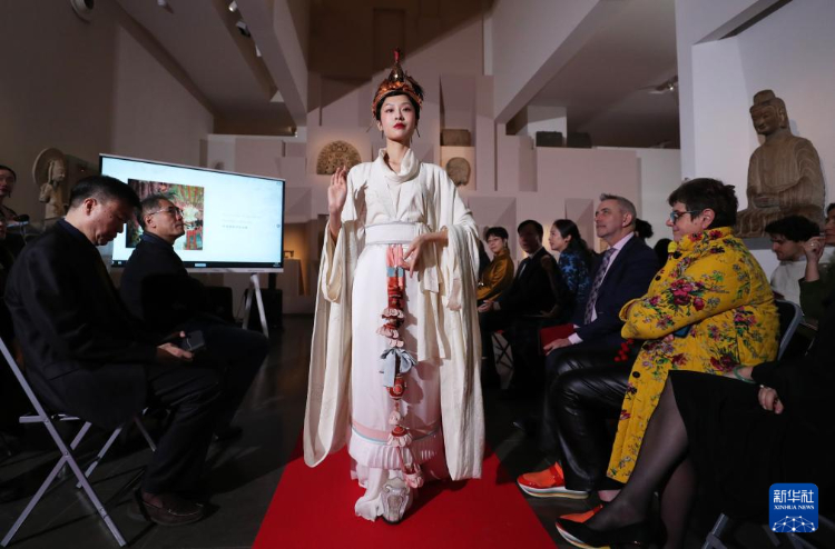 3月13日，在位于法國巴黎的吉美國立亞洲藝術(shù)博物館，模特展示敦煌復(fù)原服飾。新華社記者 高靜 攝
