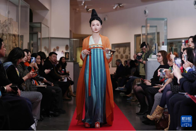 3月13日，在位于法國巴黎的吉美國立亞洲藝術(shù)博物館，模特展示敦煌復(fù)原服飾。新華社記者 高靜 攝