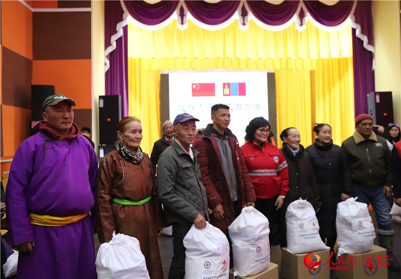 3月18日，向受災牧民分發(fā)中方賑災物資現(xiàn)場。人民網(wǎng)記者 霍文攝